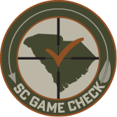 Logotipo circular del programa SC Game Check, con la silueta del estado de Carolina del Sur dentro de una mira de caza y una marca de verificación en el centro.